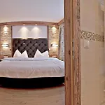 Alpenchalet Bruecke Chalet